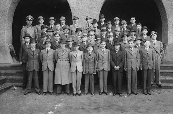FGLP_0046  vor der Riedschule 1941, Lehrer Mathias Korn, Hauptmann der Reserve, 8. Klasse Jahrgang 1927