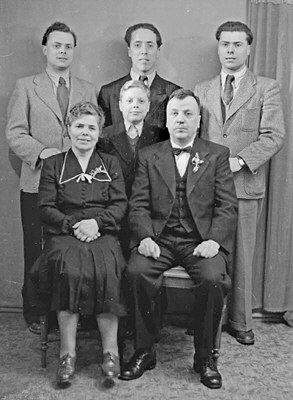 FGLP_0396  Familie Paul Flesch 1953, Shne v. r. Alois, Willy, Paul, Fabian