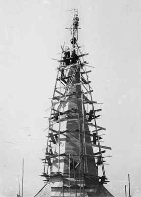 FGLP_0405  Turm der St. Gallus-Kirche 1949, neuer Wetterhahn (Fa. Hckel, Hans Diehl, Josef Schramme)