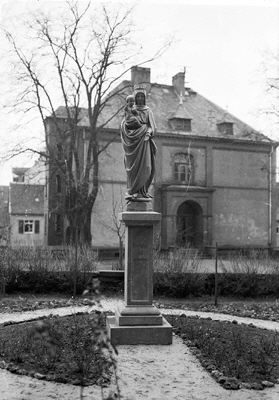 FGLP_0542  Marienstatue Kirchhof, Kirchschule, erbaut 1898